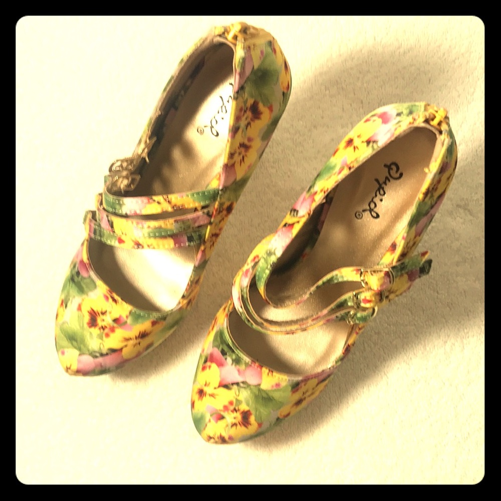 Qupid floral heel shoes size 8.5